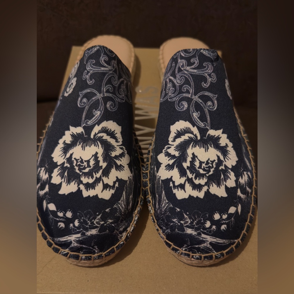 BRAND NEW WITH TAGS JOHNNY WAS Olivia Mule. Polyester and Leather. Size 10.